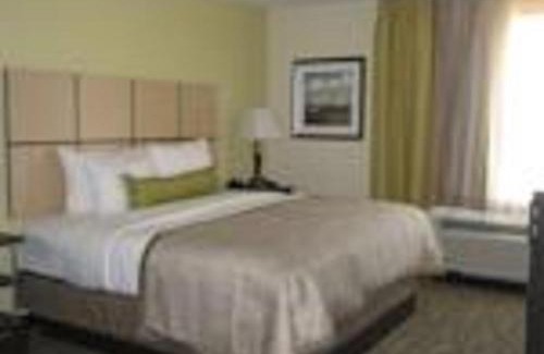 Del City Hotel | Pet-Friendly Candlewood Suites Del City with Pool Access