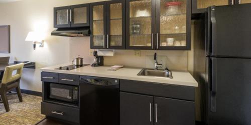 Del City Hotel | Pet-Friendly Candlewood Suites Del City with Pool Access