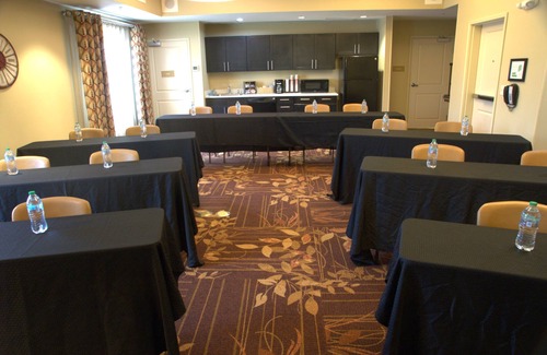 Thornton Hotel | Enjoy Comfort at Candlewood Suites Denver North - Thornton
