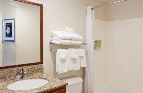 Gunter Afs Hotel | Comfortable Candlewood Suites Eastchase Park for Families