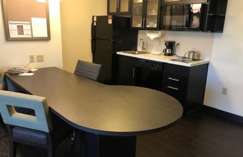 Fort Wayne Hotel | Comfortable Candlewood Suites Fort Wayne with Great Amenities