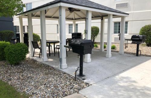 Fort Wayne Hotel | Comfortable Candlewood Suites Fort Wayne with Great Amenities