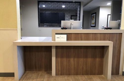 Fort Wayne Hotel | Comfortable Candlewood Suites Fort Wayne with Great Amenities