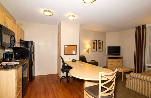 Fort Myers Hotel | Comfortable Candlewood Suites Ft Myers I-75 with Great Amenities