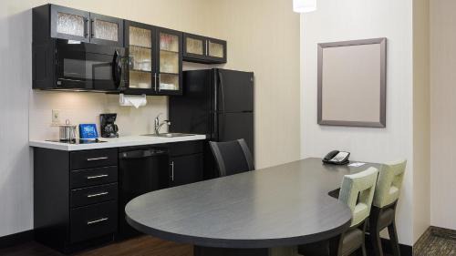 Mercer Hotel | Pet-Friendly Candlewood Suites Grove City with Pool & Ocean View