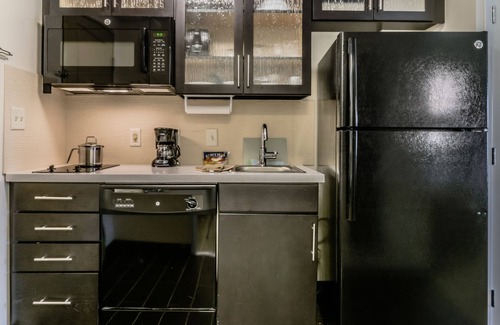 Downtown Hartford Hotel | Inviting Candlewood Suites Hartford Downtown with Pool & Spa