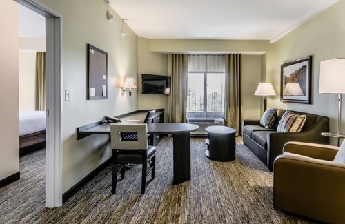 Downtown Hartford Hotel | Inviting Candlewood Suites Hartford Downtown with Pool & Spa