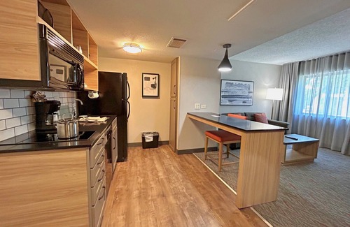Indianapolis Hotel | Modern Candlewood Suites Indianapolis Downtown Medical District