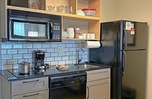 Indianapolis Hotel | Modern Candlewood Suites Indianapolis Downtown Medical District
