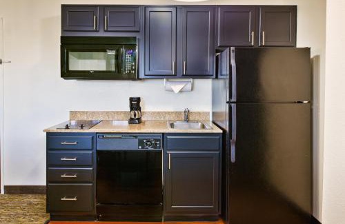 Wayne Hotel | Pet-Friendly Candlewood Suites Indianapolis Airport Awaits