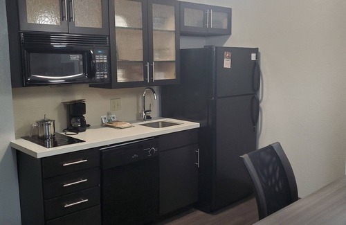 Alcoa Hotel | Ideal Candlewood Suites Knoxville Airport with Pool & Spa