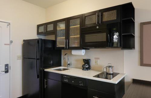 Lenexa Hotel | Family-Friendly Candlewood Suites Lenexa with Kitchen Amenities