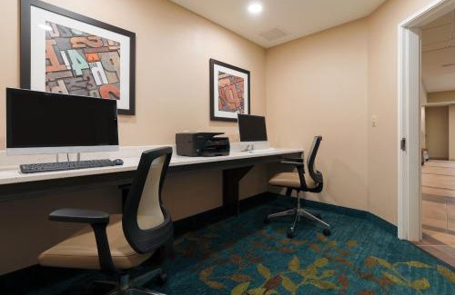 Lenexa Hotel | Family-Friendly Candlewood Suites Lenexa with Kitchen Amenities