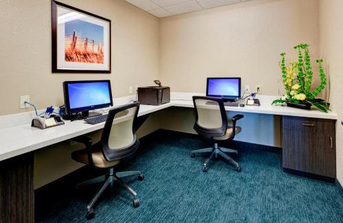 Manhattan Hotel | Convenient Candlewood Suites Manhattan: Pet & Child Friendly