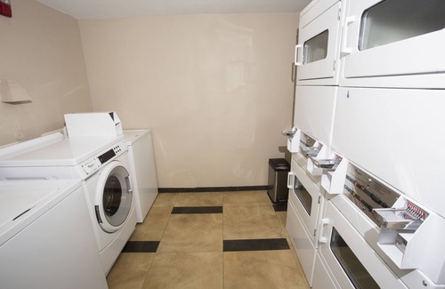 Nederland Hotel | Cozy Candlewood Suites Port Arthur/Nederland: Family-Friendly Stay