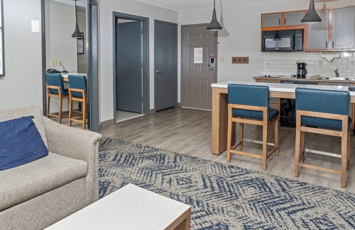 Nederland Hotel | Cozy Candlewood Suites Port Arthur/Nederland: Family-Friendly Stay