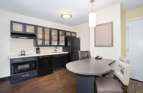 Pueblo Hotel | Pet-Friendly Candlewood Suites Pueblo with Top Amenities