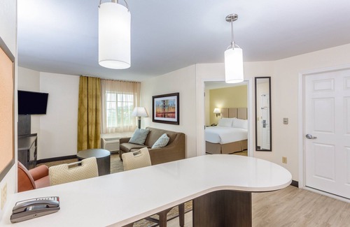 Secaucus Hotel | Comfortable Candlewood Suites Secaucus with Great Amenities