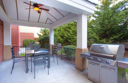 Northwest Hotel | Pet-Friendly Candlewood Suites in Virginia Beach Town Center