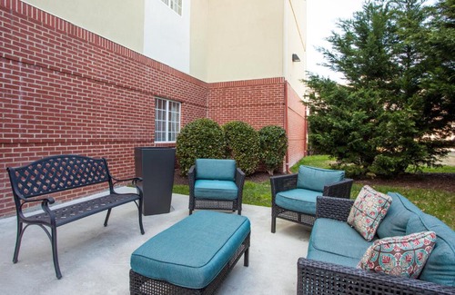 Northwest Hotel | Pet-Friendly Candlewood Suites in Virginia Beach Town Center