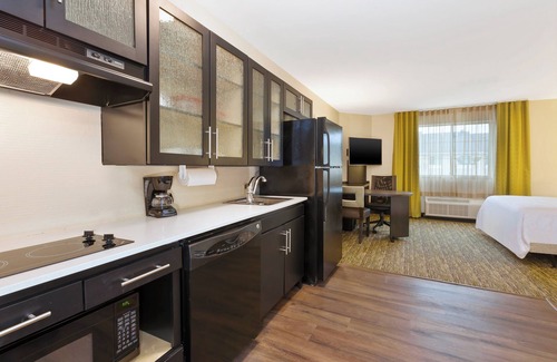 Strabane Hotel | Comfortable Candlewood Suites Washington North with Breakfast