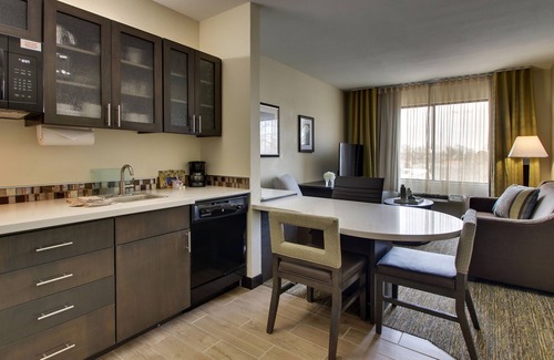 Wichita Hotel | Explore Candlewood Suites Wichita East: Top-Rated Comfort
