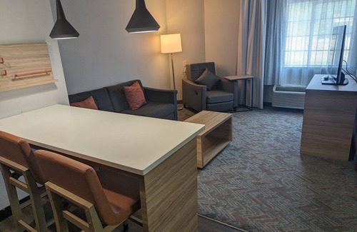 Wilson Hotel | Convenient Candlewood Suites Wilson with Spa & Breakfast