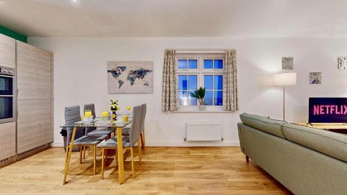 Ebbsfleet Valley Apartment | Pet-Friendly Candy Dene, Inviting Top Floor Apartment
