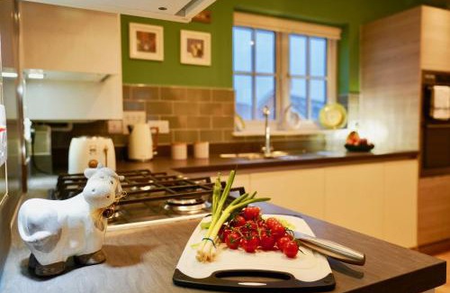 Ebbsfleet Valley Apartment | Pet-Friendly Candy Dene, Inviting Top Floor Apartment