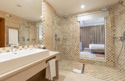 Lagoa Hotel | Oceanfront Caneiros House & Suites with Private Pool