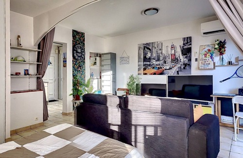 La Jetee Apartment | Oceanfront Studio Steps from Canet Beach for Families