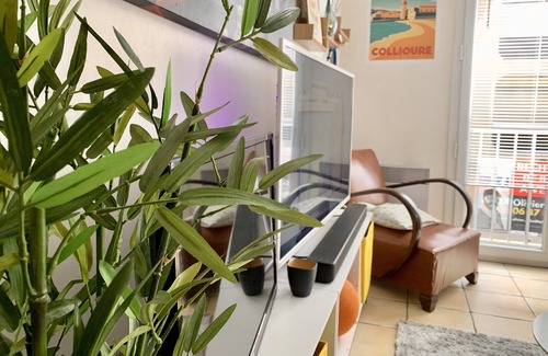 La Jetee Apartment | Oceanfront Studio Steps from Canet Beach for Families
