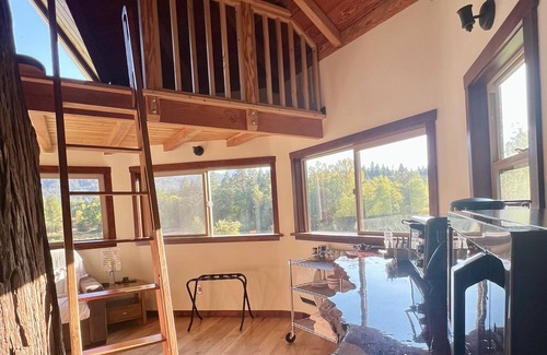Cave Junction Cabin | Unique Treehouse Retreat with Mountain Views & Kitchen