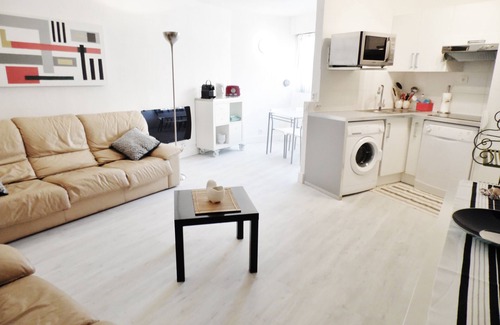 Le Suquet Apartment | Beachside Retreat: Sea View, Private Parking & 10/10 Rating