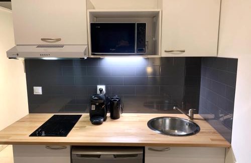 Cannes Apartment | Convenient Cannes Hotel Near Beach with Free WiFi & AC