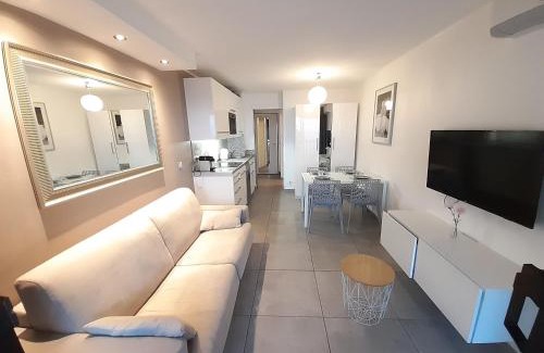 La Bocca Apartment | Stylish Cannes Hotel with Ocean View and Pool Access