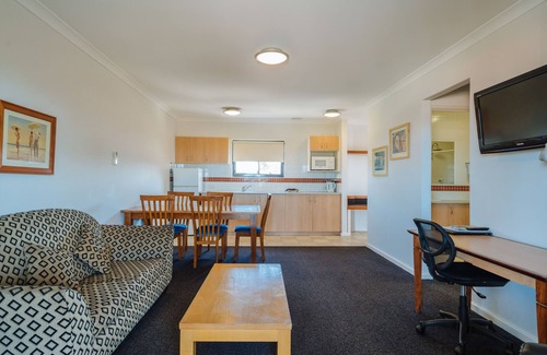 Mount Pleasant Hotel | Inviting Stay at Canning Bridge Auto Lodge with Pool & Kitchen