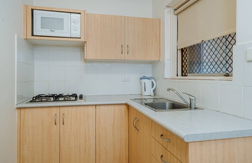 Mount Pleasant Hotel | Inviting Stay at Canning Bridge Auto Lodge with Pool & Kitchen