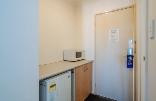 Mount Pleasant Hotel | Inviting Stay at Canning Bridge Auto Lodge with Pool & Kitchen
