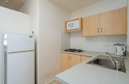 Mount Pleasant Hotel | Inviting Stay at Canning Bridge Auto Lodge with Pool & Kitchen