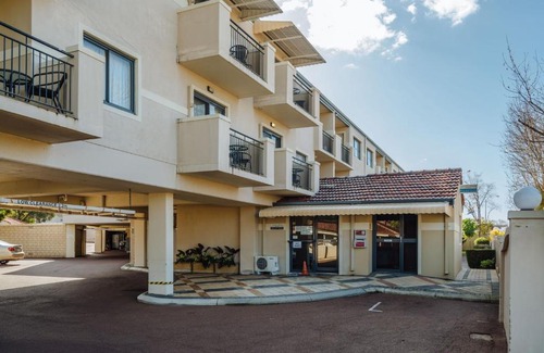Mount Pleasant Apartment | Ideal Stay at Canning Bridge Auto Lodge with Pool & Hot Tub