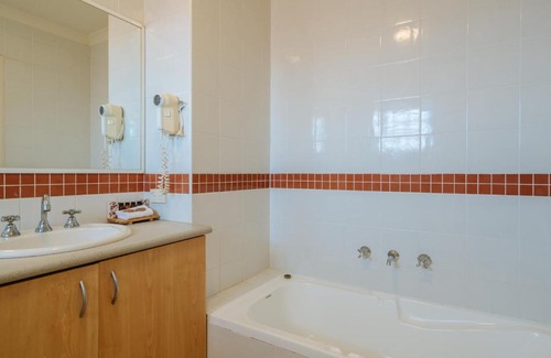 Mount Pleasant Apartment | Ideal Stay at Canning Bridge Auto Lodge with Pool & Hot Tub