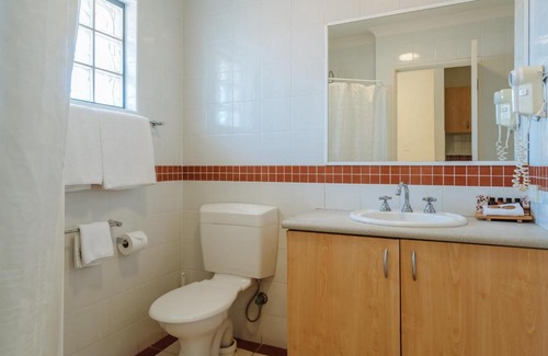 Mount Pleasant Apartment | Ideal Stay at Canning Bridge Auto Lodge with Pool & Hot Tub