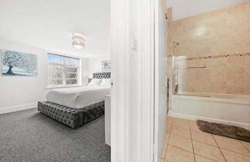 Canning Town Apartment | Modern 2 Bedroom Apartment Near Excel Centre & City Airport