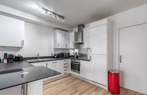 Canning Town Apartment | Relax at Canning Town Pied-à-Terre with Spa & Kitchen Access