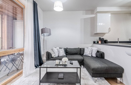 Canning Town Apartment | Relax at Canning Town Pied-à-Terre with Spa & Kitchen Access
