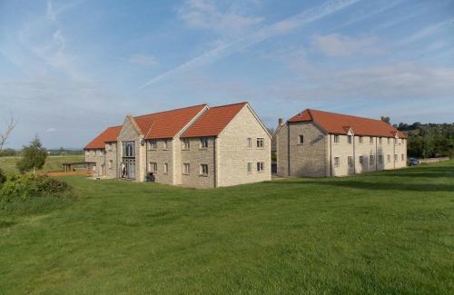 Wotton-under-Edge Cabin | Inviting Canons Court Mews: Pet Friendly & Family Ready