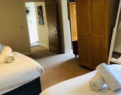 Wotton-under-Edge Cabin | Inviting Canons Court Mews: Pet Friendly & Family Ready