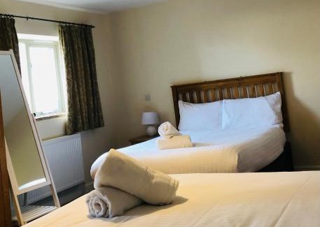 Wotton-under-Edge Cabin | Inviting Canons Court Mews: Pet Friendly & Family Ready