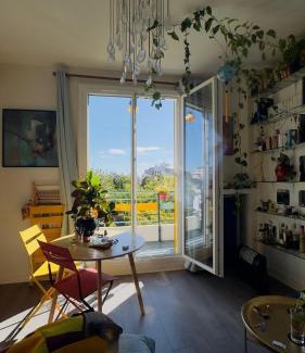 Charonne Apartment | Bright Studio with Balcony Overlooking Lush Garden Oasis